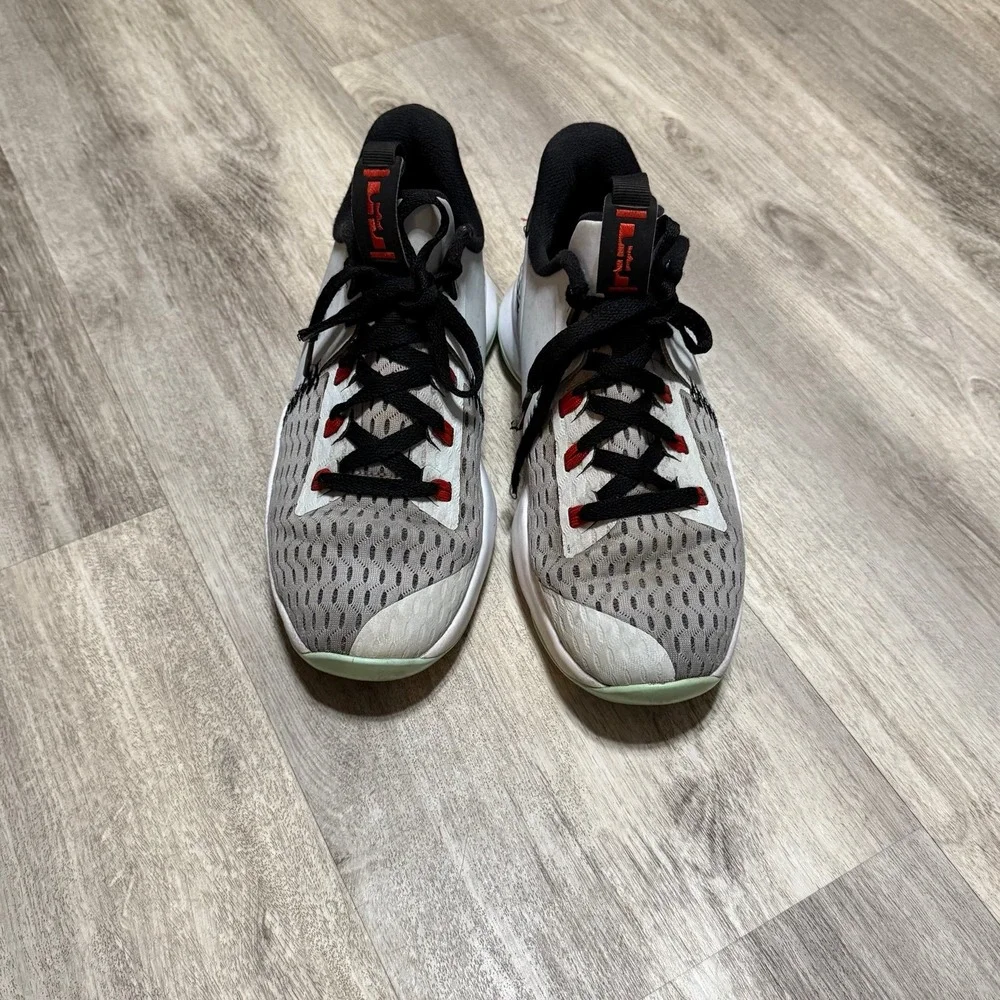 Nike Lebron Witness 5 Air Zoom Youth‎ size 7 Basketball Shoes platinum dew